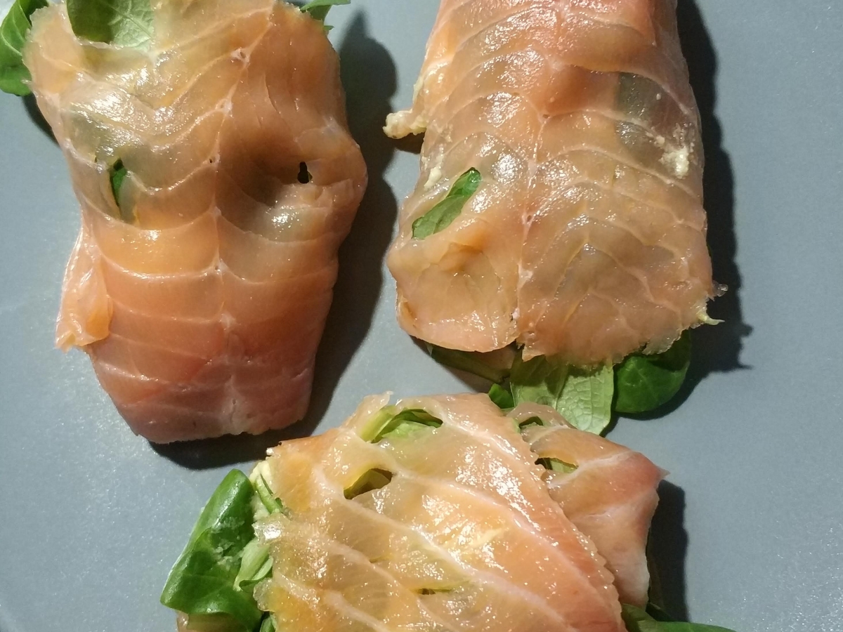 rollitos de salmón con hummus